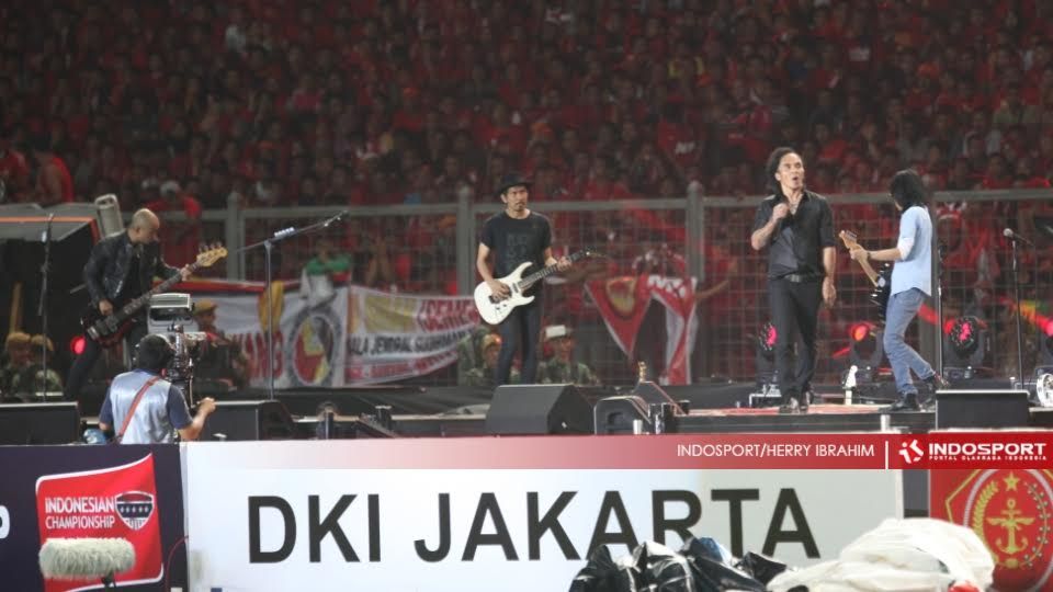 Aksi grup band Slank di pembukaan final Piala Jenderal Sudirman. Copyright: © Herry Ibrahim/INDOSPORT