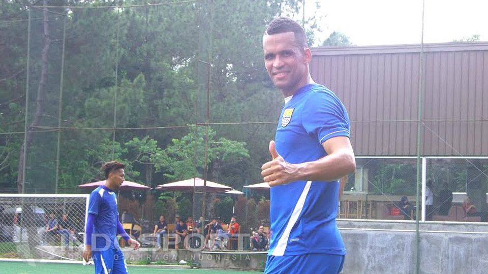 Striker asing asal Brasil, Aron da Silva akhirnya merapat ke Persib Bandung. Itu terlihat dalam sesi latihan yang telah digelar di Lapangan Football Plus Arena, Kabupaten Bandung Barat, Selasa% Copyright: &copy; Ginanjar/INDOSPORT