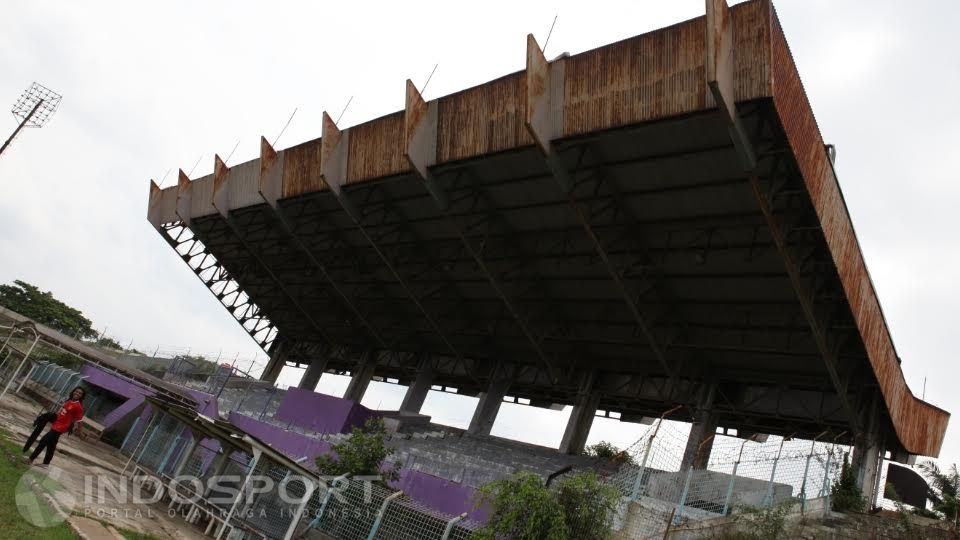 Kondisi Stadion Benteng Tanggerang sangat memprihatinkan karena tidak terawat sejak tahun 2012. Copyright: © Herry Ibrahim/INDOSPORT