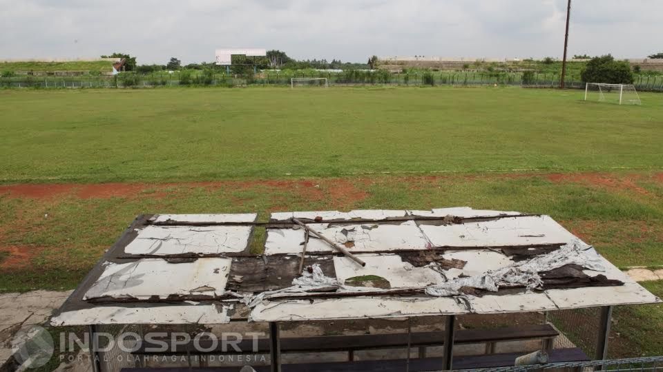 Atap bangku pemain cadangan stadion Benteng yang telah hancur. Copyright: © Herry Ibrahim/INDOSPORT