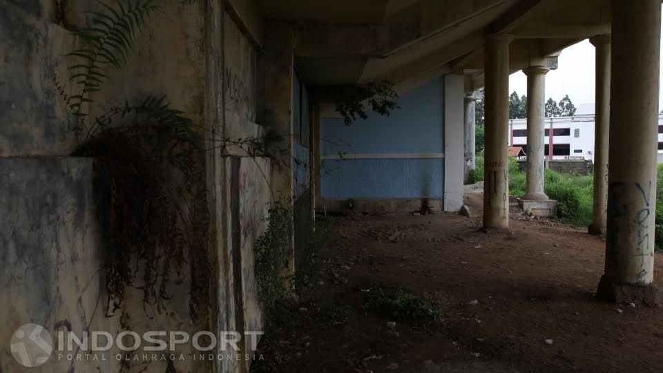 Suasana stadion juga berubah cukup menyeramkan. Copyright: © Herry Ibrahim/INDOSPORT