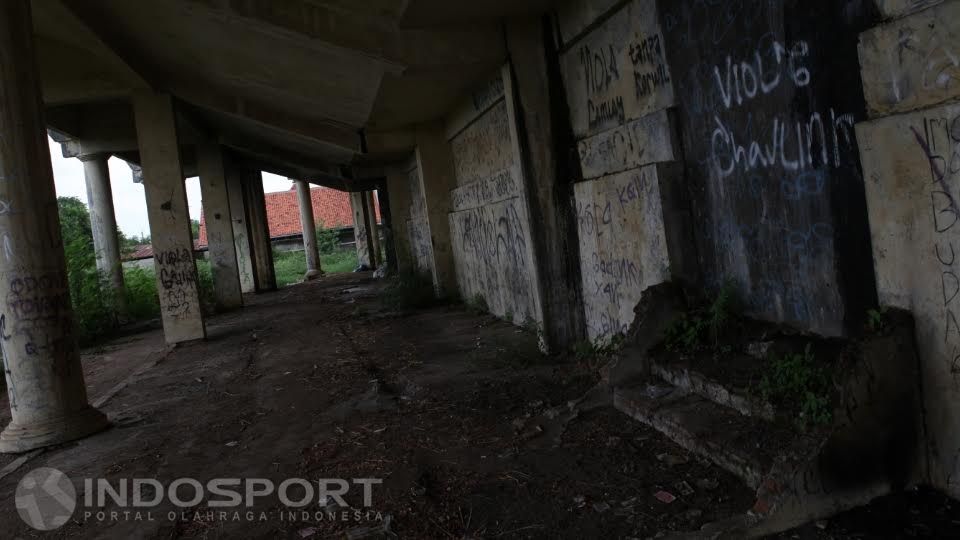 Bekas coretan di dinding luar stadion. Copyright: © Herry Ibrahim/INDOSPORT