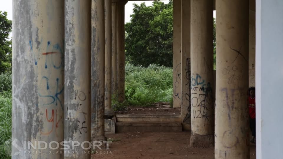 Sejak tahun 2012, stadion ini sudah tidak dipakai untuk pertandingan resmi. Copyright: © Herry Ibrahim/INDOSPORT