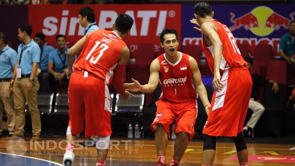 Diftha Pratama Shooting Guard Garuda Bandung (nomor 1) pencetak angka tertinggi vsBimasakti Nikko Steel Malang (13 poin) Copyright: © Ian Setiawan/INDOSPORT