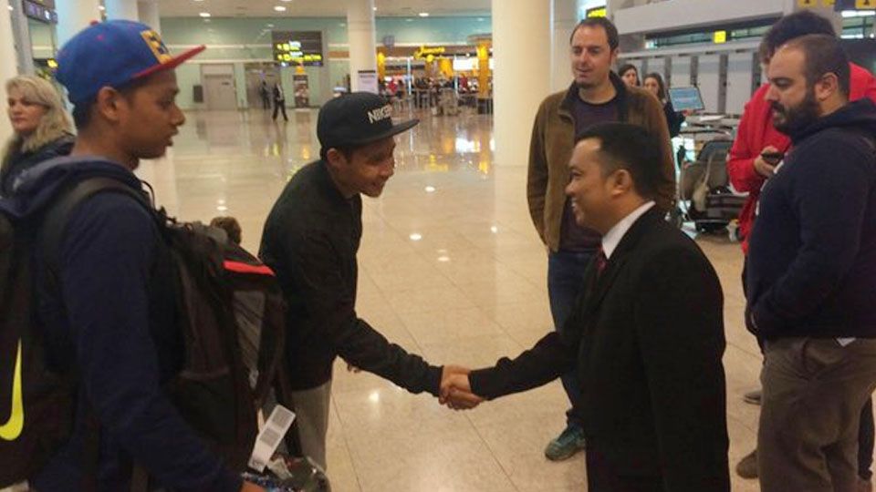 Evan Dimas disambut salah satu staf Kedubes RI di Spanyol. Copyright: &copy; INTERNTE