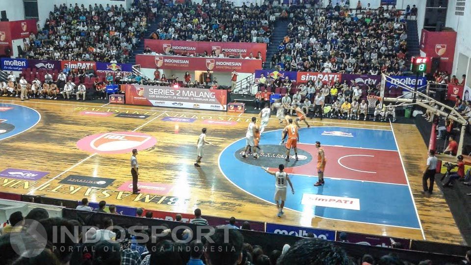 Suasana penonton hari terakhir Indonesian Basketball League (IBL). Copyright: © Ian Setiawan/INDOSPORT