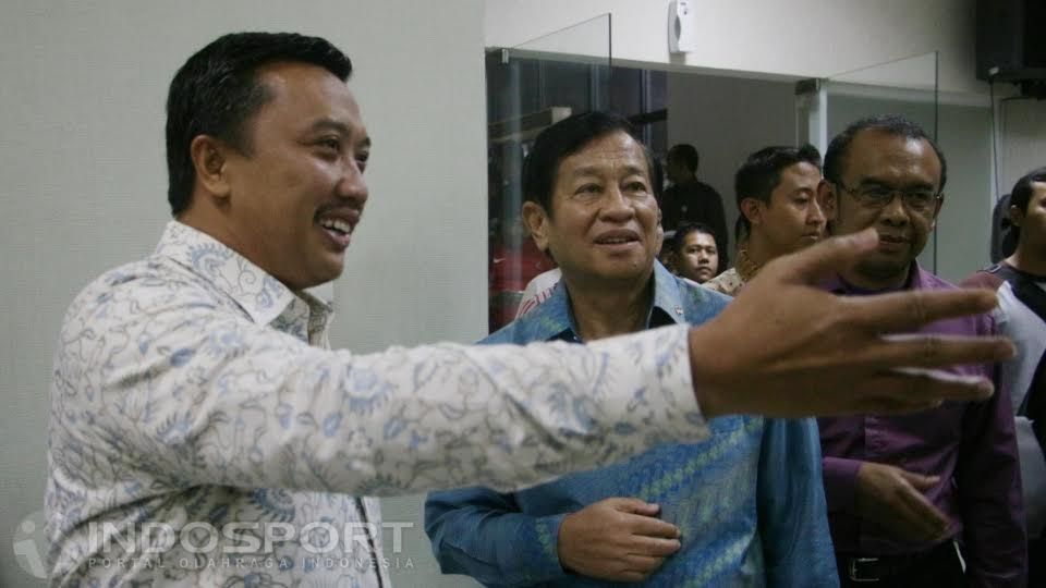 Imam Nahrawi saat menyambut kedatangan Agum Gumelar di gedung Kemepora. Copyright: &copy; Herry Ibrahim/INDOSPORT