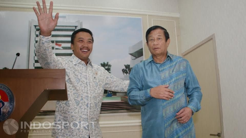 Imam Nahrawi menyapa media setelah kedatangan Agum Gumelar di gedung Kemenpora. Copyright: &copy; Herry Ibrahim/INDOSPORT
