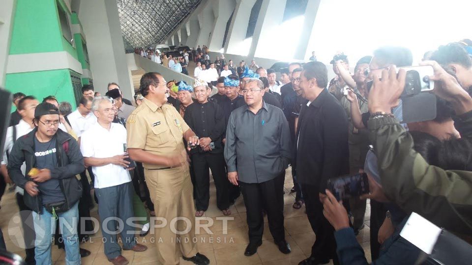 Gubernur Jawa barat (tengah) Ahmad Heryawan di Stadion  Gelora Bandung Lautan Api (GBLA) Gedebage Bandung. Copyright: &copy; Ginanjar/INDOSPORT