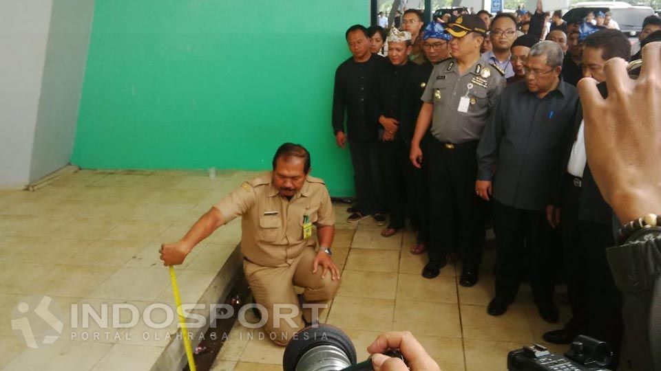 Pengukuran Stadion Gelora Bandung Lautan Api (GBLA) di saksikan Gubernur Jawa Barat Ahmad Heryawan Copyright: © Ginanjar/INDOSPORT