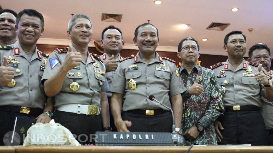 Kapolri Jenderal Badrodin Haiti (tengah) dan CEO PT Gelora Trisula Semesta, Joko Driyono (ketiga dari kanan) serta jajaran Polri foto bersama usai jumpa pers Piala Bhayangkara di Mabes Polr Copyright: &copy; Herry Ibrahim/INDOSPORT