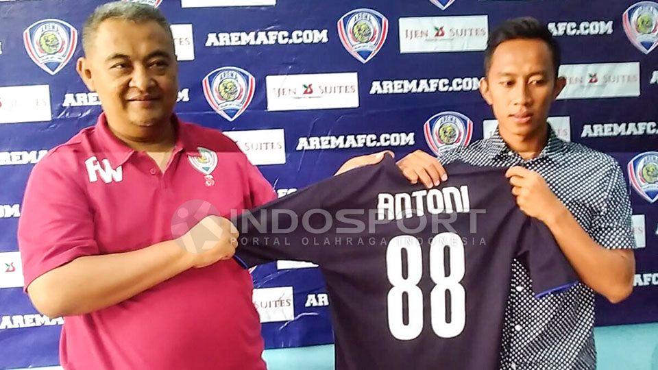 Arema Cronus memperkenalkan pemain barunya Antony Putro Nugroho. Copyright: &copy; Ian Setiawan/INDOSPORT