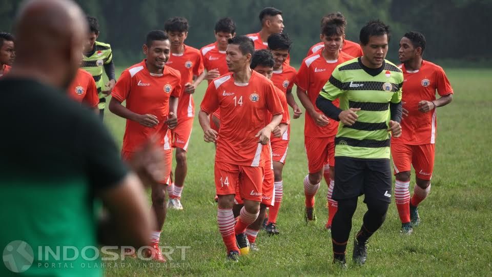 Para pemain Persija Jakarta melakukan joging sebelum melakukan latihan. Copyright: &copy; Herry Ibrahim/INDOSPORT