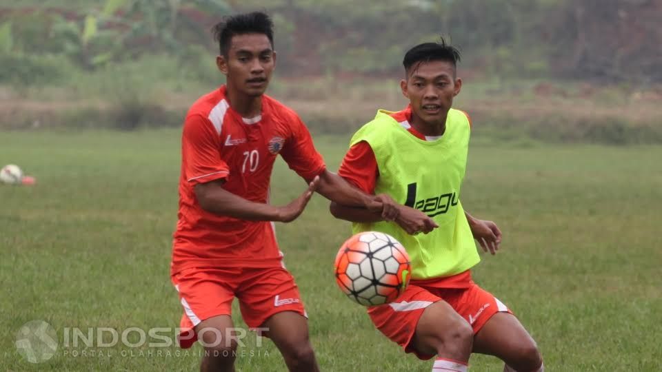 Aksi dua pemain Persija Jakarta berebut bola dalam latihan. Copyright: &copy; Herry Ibrahim/INDOSPORT