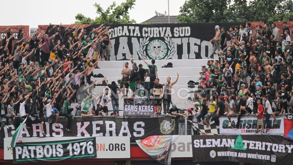 Aksi BCS di tribun selatan Stadion Dipta Gianyar, yang menampilkan atraksi membelah diri dan saling sahut. Copyright: &copy; Ian Setiawan/INDOSPORT