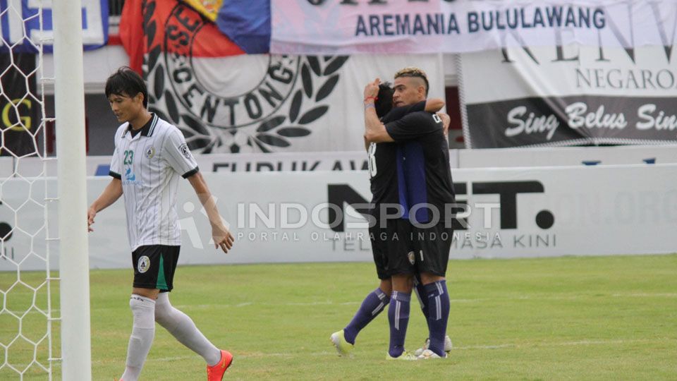 Pelukam hangat tanda ucapan selamat dari Cristian Gonzales untuk Antoni Putro Nugroho yang mencetak gol perdana bagi Arema Cronus di musim ini. Copyright: © Ian Setiawan/INDOSPORT