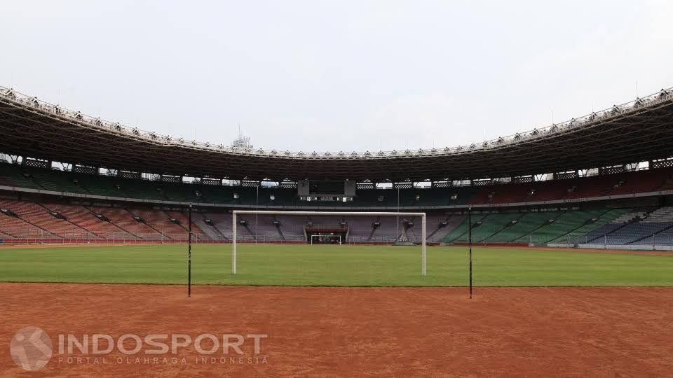 Pemotretan kondisi lapangan GBK dari arah gawang. Copyright: © Herry Ibrahim/INDOSPORT