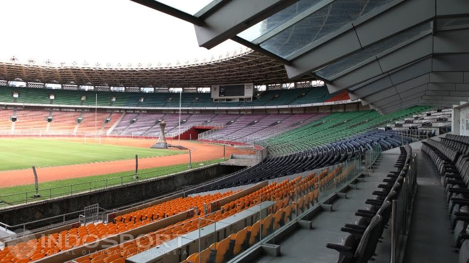Kondisi bangku dan lapangan di stadion GBK. Copyright: © Herry Ibrahim/INDOSPORT