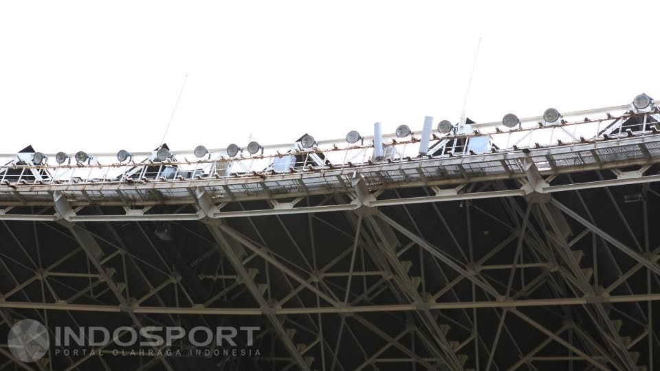Keadaan lampu atas stadion GBK. Copyright: &copy; Herry Ibrahim/INDOSPORT