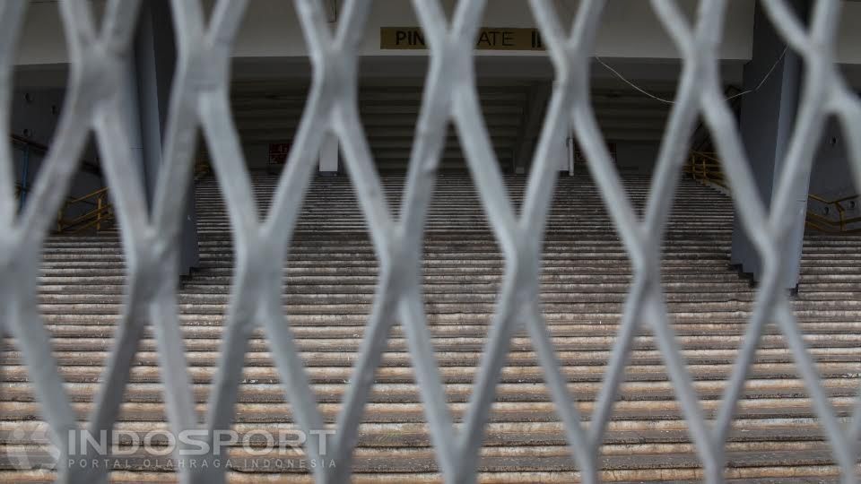 Kondisi pintu dan tangga masuk/keluar Stadion Utama GBK yang sudah kotor dan berkerak. Copyright: © Herry Ibrahim/INDOSPORT