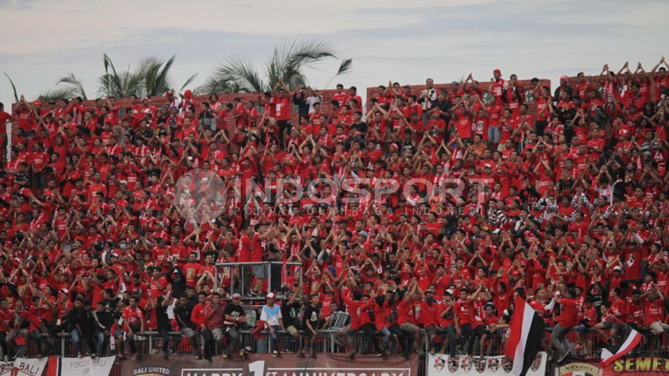 Aksi tepuk tangan di udara yang dilakukan komunitas suporter terbesar di Bali, Semeton Dewata dalam mendukung Bali United berlaga dari tribun timur Stadion Dipta. Copyright: © Ian Setiawan/INDOSPORT
