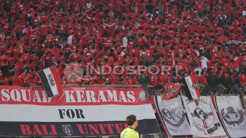 Suguhan back bone yang ditampilkan Semeton Dewata dari tribun timur, layaknya para fans klub top Eropa. Copyright: © Ian Setiawan/INDOSPORT