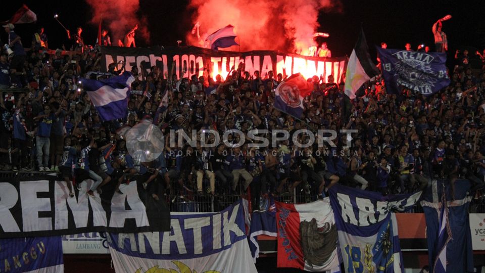 Flare dalam pertandingan sepakbola. Copyright: © Ian Setiawan/INDOSPORT