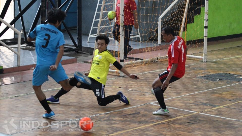 Pemain Simpatisan United Kabupaten Tangerang mencoba mengelabui kiper Simpatisan United Bogor. Copyright: &copy; Herry Ibrahim/INDOSPORT