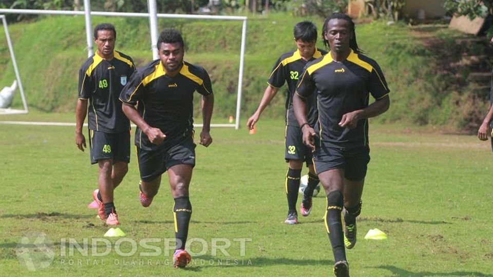 Al Hadji (kanan depan) saat masih berseragam Persipura Jayapura. Copyright: © INDOSPORT/Ian Setiawan