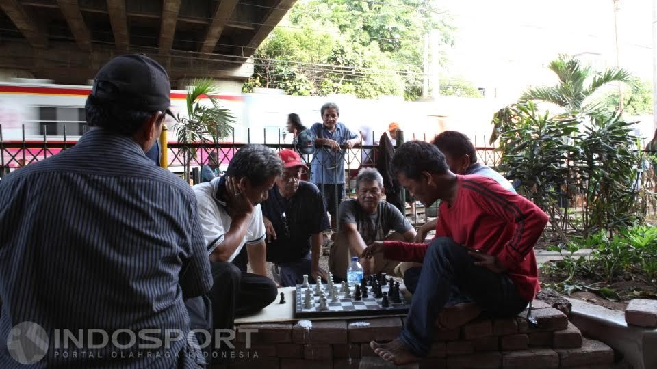 Kegiatan bermain catur warga di Taman Catur yang terletak di kolong jembatan stasiun Tebet Jakarta. Copyright: © Herry Ibrahim/INDOSPORT