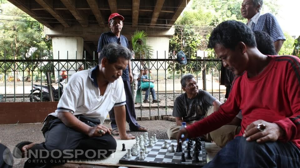 Menariknya, Taman Catur ini mempunyai perkumpulan yang dinamai Combinasi Club yang sering mengikuti turnamen catur resmi. Copyright: © Herry Ibrahim/INDOSPORT