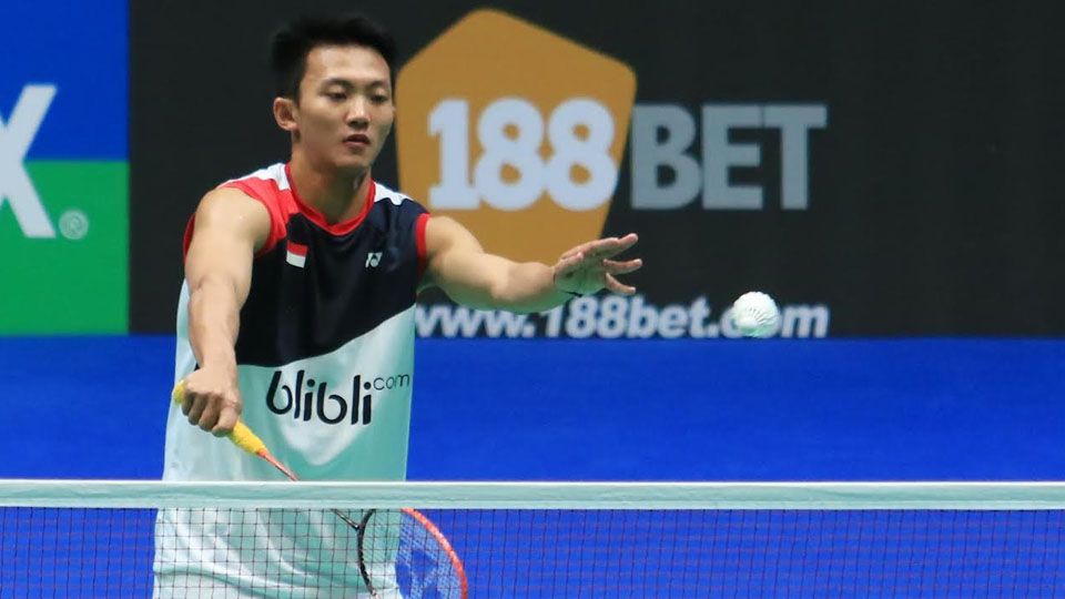 Ihsan Maulana Mustofa beraksi untuk melemparkan shuttlecock pada lawan. Copyright: &copy; PBSI/INDOSPORT