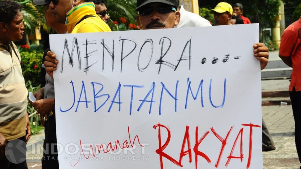 Massa MPSI membawa poster bertuliskan 'Menpora Jabatanmu Amanah Rakyat'. Copyright: &copy; Fajar Kristanto/INDOSPORT