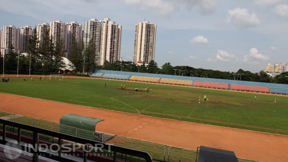 Kondisi Lapangan Sepakbola GOR Soemantri dari jarak jauh. Copyright: © Herry Ibrahim/INDOSPORT