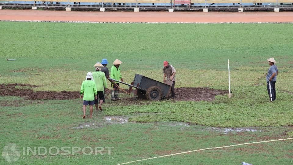 Pengerjaan lapangan Sepakbola GOR Soemantri. Copyright: &copy; Herry Ibrahim/INDOSPORT