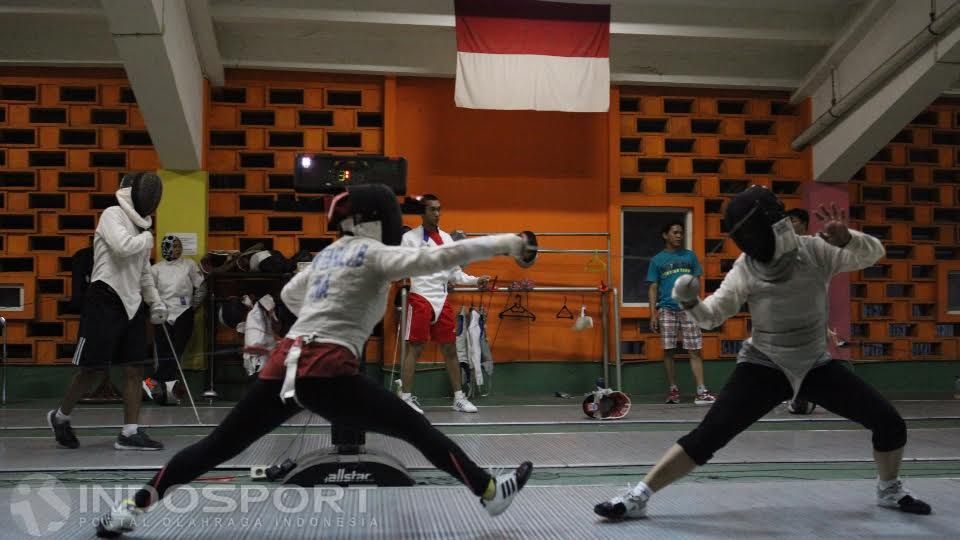 Atlte pelatnas Anggar sedang berlatih di gedung IKASI Senayan. Copyright: © Herry Ibrahim/INDOSPORT