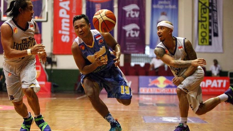 Kapten tim Bima Sakti Nikko Steel Malang Yanuar Dwi Priasmoro dihalang oleh dua pemain CLS Febri dan Wuysang-Dokumentasi IBL. Copyright: &copy; Dana Purba/INDOSPORT
