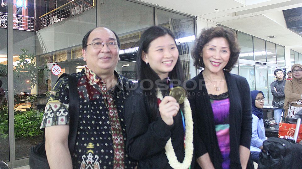 Debby Susanto saat tiba di Bandara Soekarno Hatta usai tarung di All England 2016. Copyright: &copy; Petrus Jerry/INDOSPORT