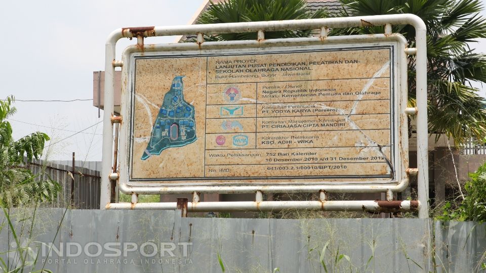 Papan informasi komplek Olahraga Hambalang. Copyright: © Herry Ibrahim/INDOSPORT