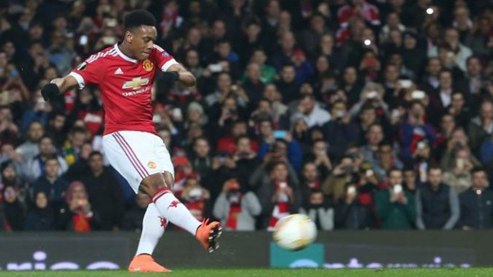 Anthony Martial cetak gol dari titik pinalti. Copyright: &copy; 