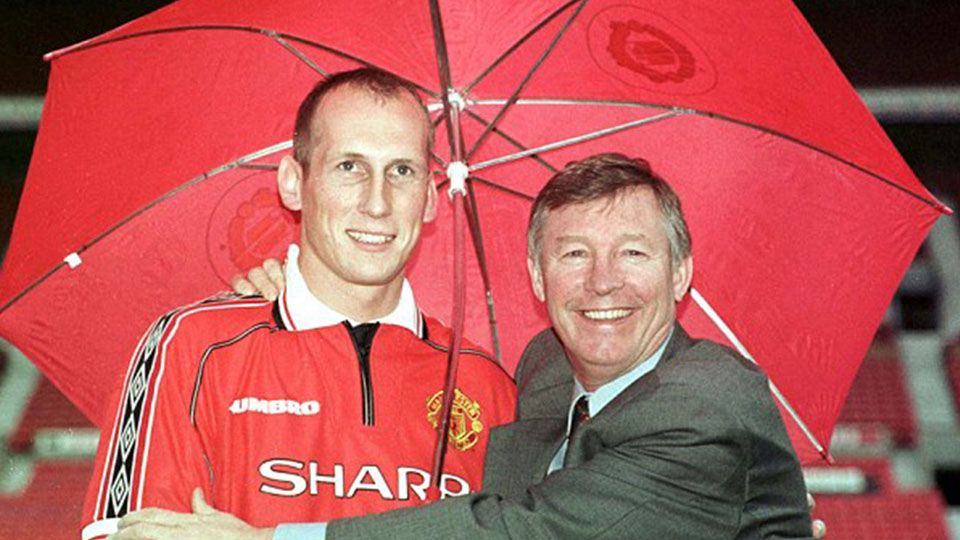 Jaap Stam bersama Sir Alex Ferguson, saat mereka masih bersama di Manchester United. Copyright: © 