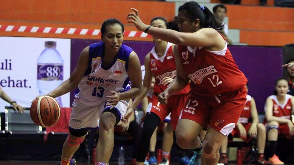 Yuni Anggraeni (kiri) top performers Sahabat, cetak double-double (29 poin dan 13 rebound) Copyright: © Dana Purba/INDOSPORT