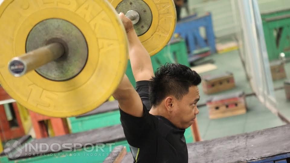 Lifter putra Indonesia Eko Yuli Irawan sedang berlatih di Pintu Kuning, Senayan. Copyright: © Herry Ibrahim/INDOSPORT