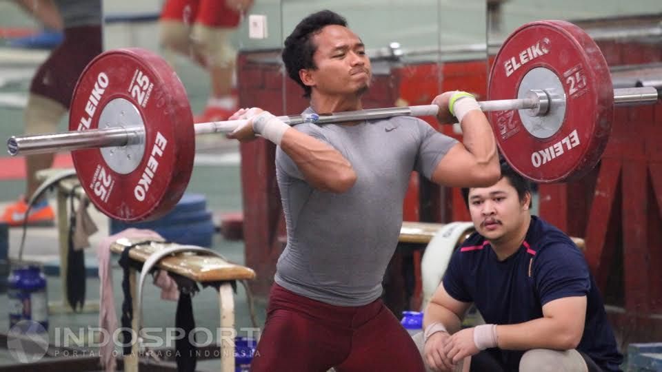 Lifter putra Indonesia Triyatno merupakan peraih medali perak di kelas 69 kg putra Olimpiade 2012. Copyright: © Herry Ibrahim/INDOSPORT