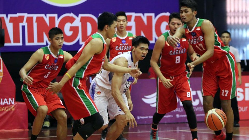 Luke Martinus pemain JNE Bandung Utama mendapat cedera di pertandingan melawan Pacific Caesar Surabaya. Copyright: &copy; Dana Purba/INDOSPORT