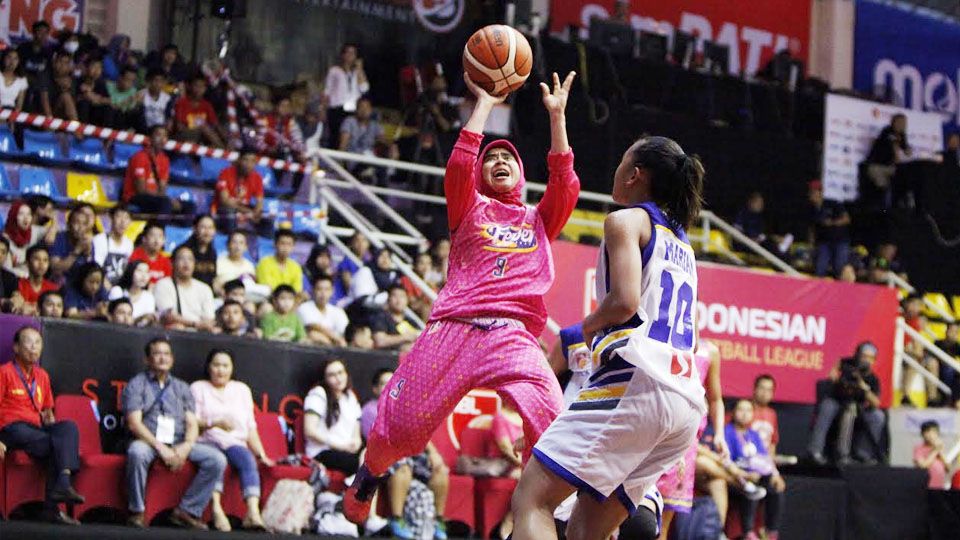 Gabriel Sophia, Center Surabaya Fever cetak 24 poin saat menghadapi Sahabat. Copyright: © Ivan Jhansen/INDOSPORT