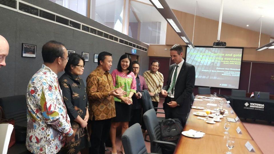 Menpora berbincang-bincang di kompleks Sport Science Victoria University, Melbourne. Copyright: © Kemenpora/INDOSPORT