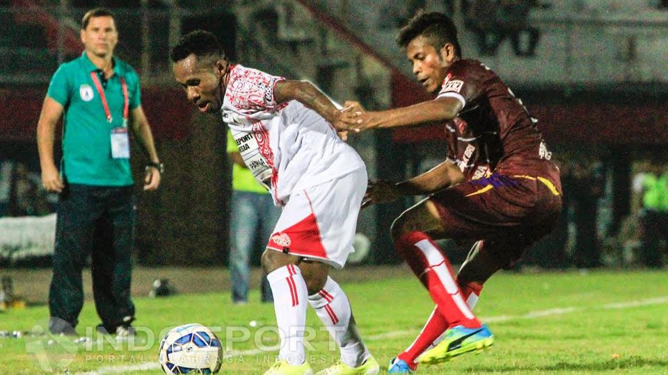 Osvaldo Lessa mengamati Feri Pahabol yang dikawal pemain Polri. Copyright: &copy; Ian Setiawan/INDOSPORT
