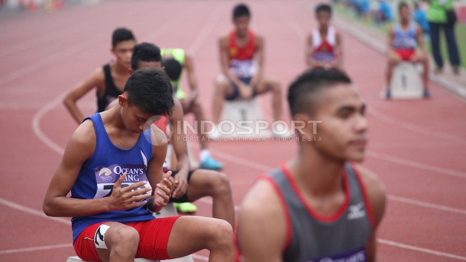 Sejumlah atlet sedang bersiap diri jelang pertandingan nomer 800 meter remaja putra. Copyright: © Herry Ibrahim/INDOSPORT