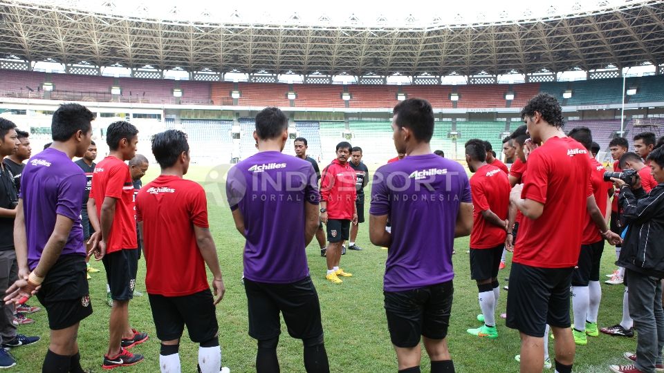 Pelatih Indra Sjafri (tengah) saat berdiskusi anak asuhnya usai latihan. Copyright: © Herry Ibrahim/INDOSPORT